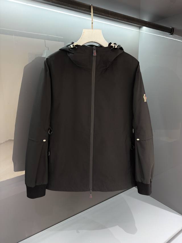 新品 2025Ss秋冬Mon*Ler Bissen户外轻薄便捷连帽外套夹克 经典Grenoble户外系列,造型设计专为户外远足增添时尚,为秋冬季节带来高级防护的