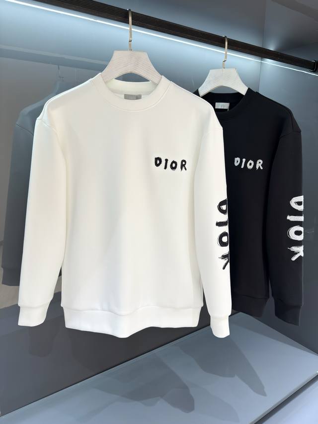 新品 重新诠释了前卫时尚的风范.渠道精品..2025秋冬Di*R 刺绣圆领套头卫衣 高超的时尚魅力风范,特立独行的艺术气息. 客供定制面料高克重棉面料,软硬更为