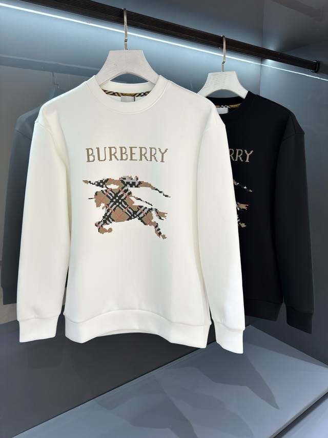 新品 2025Ss秋冬Bur*Erry 战马立体徽标印花经典套头卫衣 精简的时尚感,感受英式风格的独特气质.崇尚个性未来,青春,创意... 客供翻面绒棉质面料,