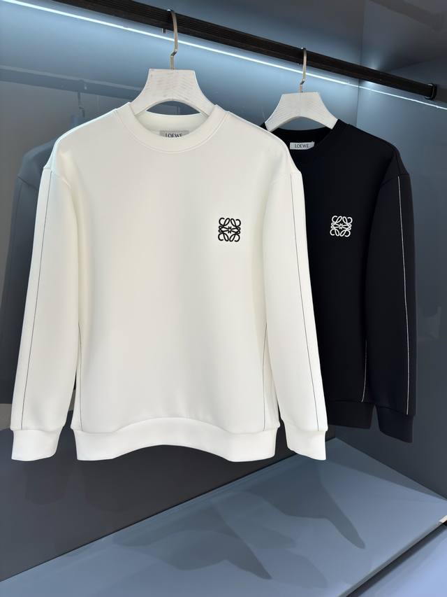 新品 Loe 圆领刺绣套头 卫衣 渠道货品,铸就最为优雅的休闲时尚气息. 2025秋冬Loe* 男士刺绣标识圆领卫衣 时尚型裁设计,兼具个性时尚范儿,与生俱来的