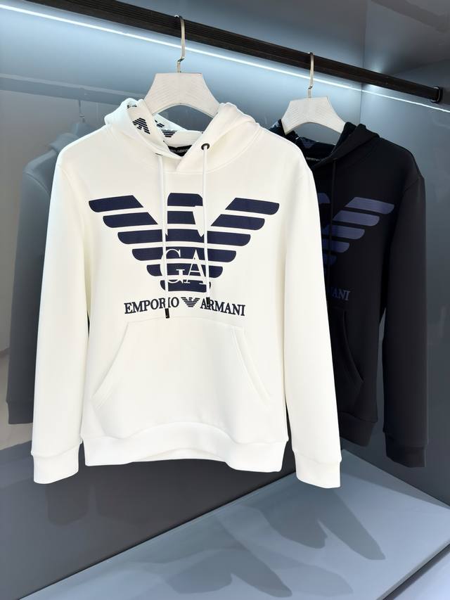 新品 Ea男士连帽拼接套头卫衣 顶级洋行渠道货，意大利原产出品，25年早秋新品，广告画册模特穿搭款！ 通体设计细节依然沿袭了F家时髦趣味与轻奢的精髓，在极简的基