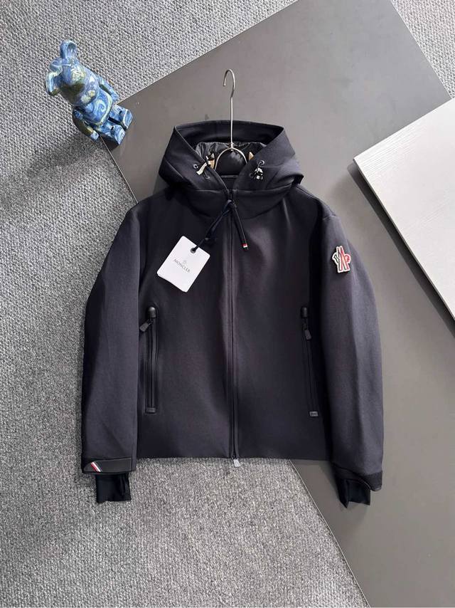 高版本认准细节 Moncler 蒙口秋冬男装praz抽绳风帽短款羽绒夹克praz抽绳风帽短款羽绒夹克是Moncler 蒙口秋冬男装系列中的一款，以黑色为主色调，