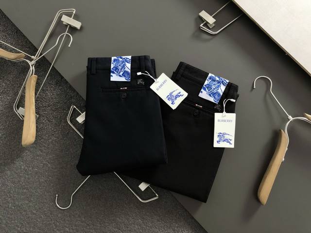 Bbr*合身版型29-36 2025秋冬经典黑色休闲裤，以经典黑色为主调，融入专柜格纹描边对版辅料元素，打破单调感，彰显商务感，立体剪裁贴合身形，设计利落有型，