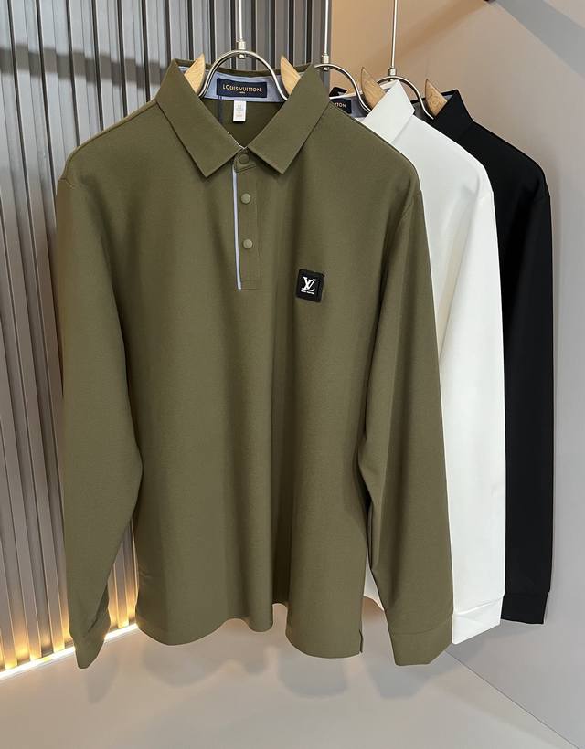 Louis Vuit*On路易*登2025秋季新款长袖polo衫，最新工艺时尚元素设计理念！胸前Logo徽章设计！款式穿搭起来更加的多样化。看似简单的款式，其实