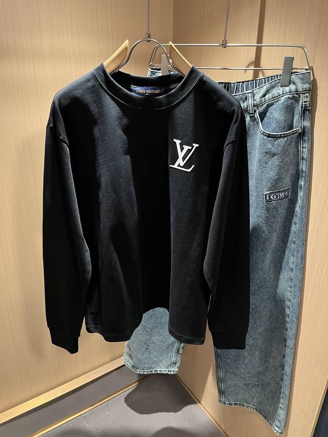 Louisvuitt*路易*登 2025秋冬新款男士长袖打底衫，非常时髦胸前Logo压胶修饰！区别于以往的不同，宣示品牌传承多年的设计理念！其吸睛度完全不亚于任