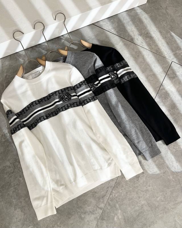 Dior*迪家 秋冬新款男女同款针织羊毛衫，专柜同步发售！定制专属羊毛面料，从容百搭，档次极高，完美融入时尚还有风情感一款完美符合外穿的顶尖时髦气质款！整体给人