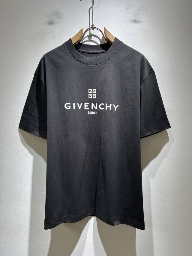 Giv*Chy 纪*希2025秋冬新款男士短袖T恤，主创时尚注入了全新时尚能量。通过探索各种题材和性感魅力，极具辨识度，引领全新街头时尚潮流。该款是G家独家的出