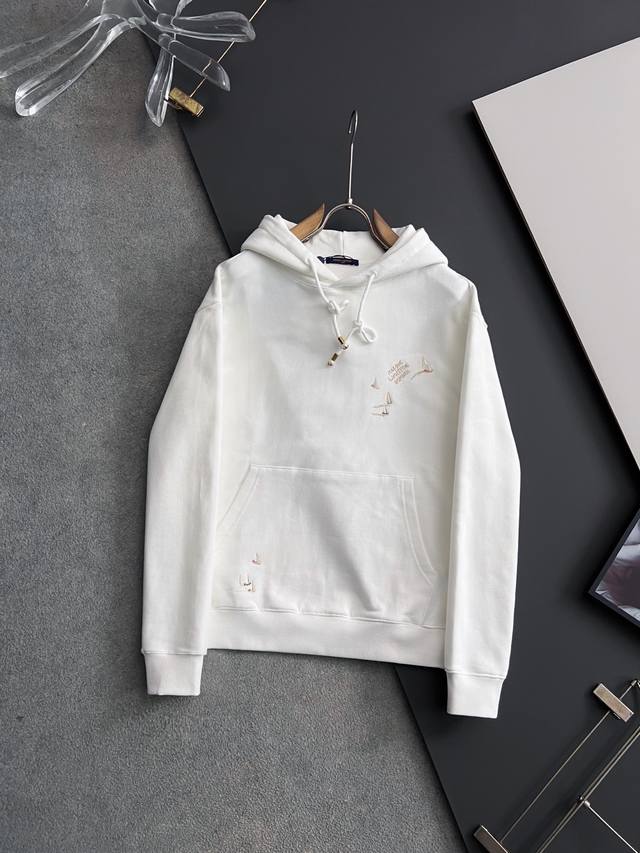 LV*｜高端定制莱赛尔天丝 480克 穿上去还不臃肿 不缩水，无尘，黑色洗后不泛白，。 最新秋冬卫衣，最流行元素刺绣花、精致且不浮夸，时尚休闲圆领款，科技面料，