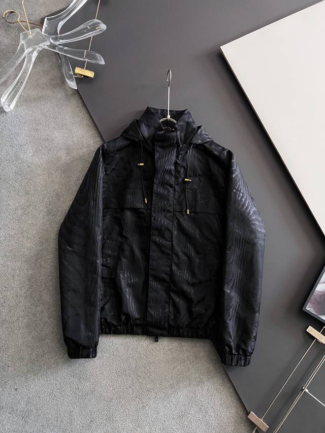 LV、2025Ss秋冬新款发布驴牌翻领立领夹克外套，穿上就是舒适自在又显瘦的存在，慵懒而随性，结合干净简单的色系就特别耐看，适合日常穿着~倾情推出缀饰活力印花的