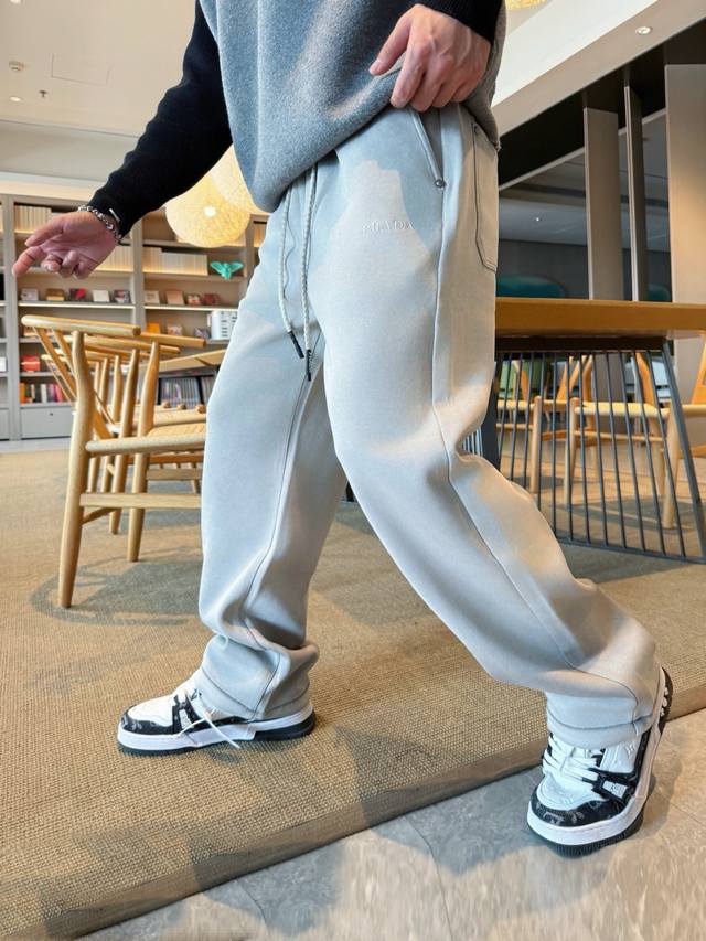 普拉达 顶级货品 2025秋冬新款休闲裤！官网同步发售。品牌经典Logo休闲裤 ，定制面料，舒适度极好，手触感强烈。辨识度极高，完美品相工艺。 尺码：M-3Xl