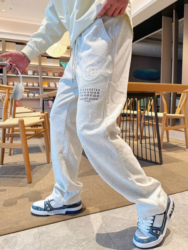 马吉拉 顶级货品2025春夏新款休闲裤！官网同步发售。品牌经典Logo休闲裤 ，定制面料，舒适度极好，手触感强烈。辨识度极高，完美品相工艺。 尺码：M-3Xl