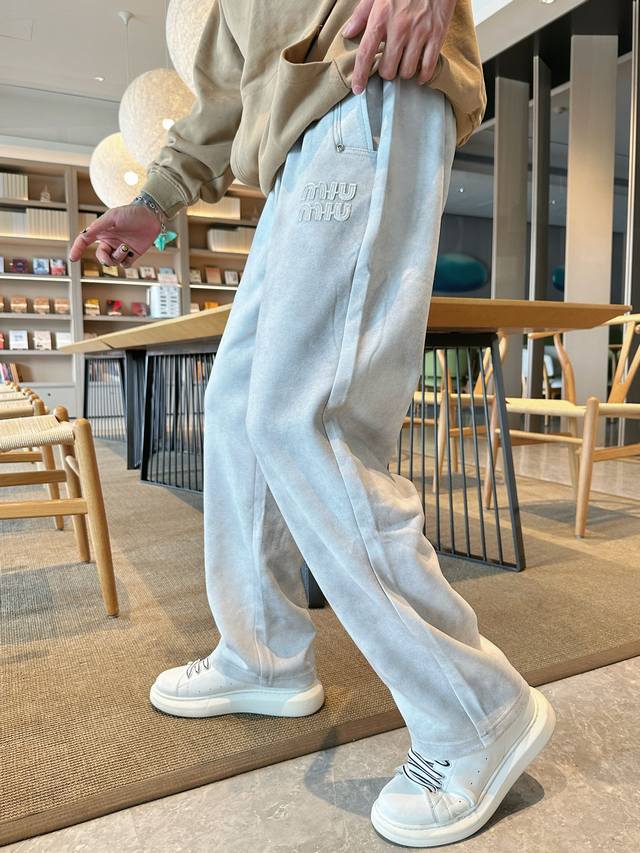Miu 顶级货品 2025春夏新款休闲裤！官网同步发售。品牌经典Logo休闲裤 ，定制面料，舒适度极好，手触感强烈。辨识度极高，完美品相工艺。 尺码：M-3Xl
