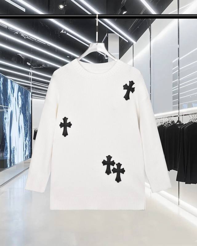 Chrome Hearts 克罗心 Os宽松版型 2025Fw秋冬新款 经典定制拼皮十字架Logo 圆领长袖落肩款毛衣羊毛衫 进口羊毛混纺面料 精致升级，灵感源