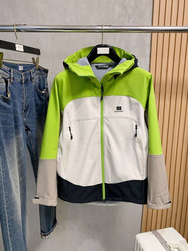 可隆25Ss早秋 新品 风衣夹克外套爆款 秋冬专柜新款休闲时尚夹克外套！超前卫设计风格 细腻舒适 穿着非常轻便不易起皱。多重重工艺 整体的设计颇具视觉感，上身休