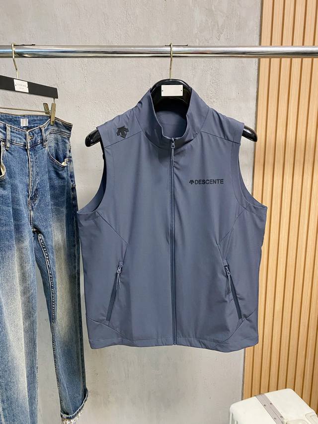 迪桑特25Ss早秋 新品 风衣夹克马甲爆款 秋冬专柜新款休闲时尚夹克外套！超前卫设计风格 细腻舒适 穿着非常轻便不易起皱。多重重工艺 整体的设计颇具视觉感，上身