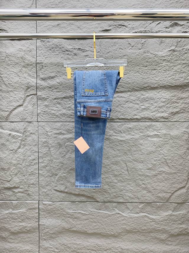 Miumiu 新品 高端独家发售 25Ss四季款超燃炸街系列之最牛仔裤 独家隆重推出 原版定制高端品质面料 定制五金版型修身剪裁 面料带弹力 微弹上身舒适度超高