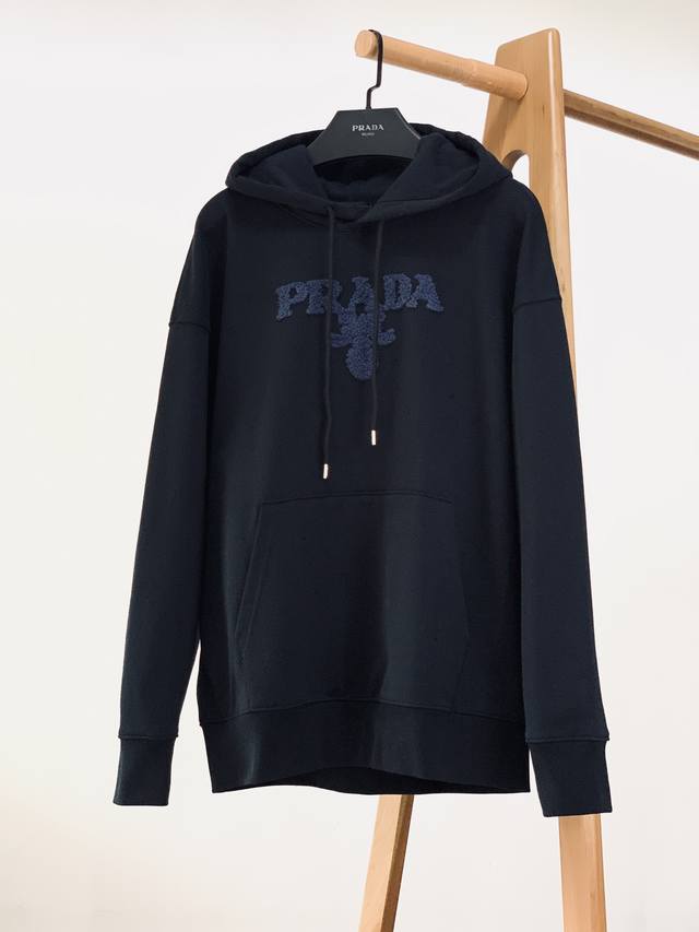 prada 普拉达 2025Fw早秋新品 休闲连帽卫衣｜米兰奢潮的 街头质感宣言 色彩主调简约大气，胸前毛巾质感的标识极具辨识度，每一根绒毛都透着品牌对细节的偏