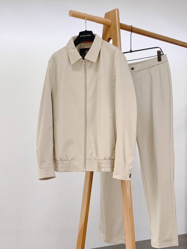Loropiana L. Fw早秋新品 奢品格调，Lp男士套装演绎意式优雅。 上衣采用翻领设计，利落有型，拉链与纽扣细节处均镌刻品牌标识，每一处都透着精工细作的