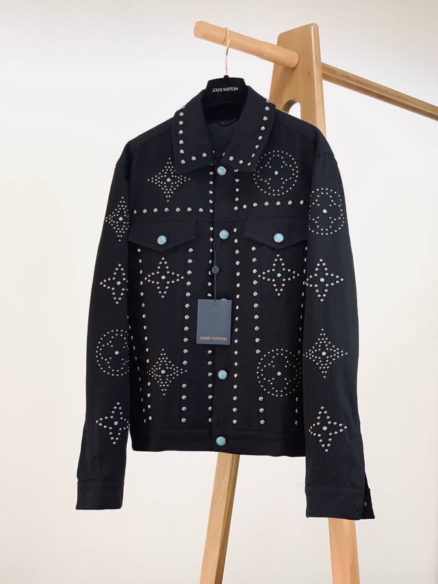Louisvuitton 路易威登 绿松石铆钉牛仔外套 Yb购入打版，采用定制面料，本款以休闲廓形亮相 秋冬秀场，Monogram 花卉巧妙融入西部风格图案，L