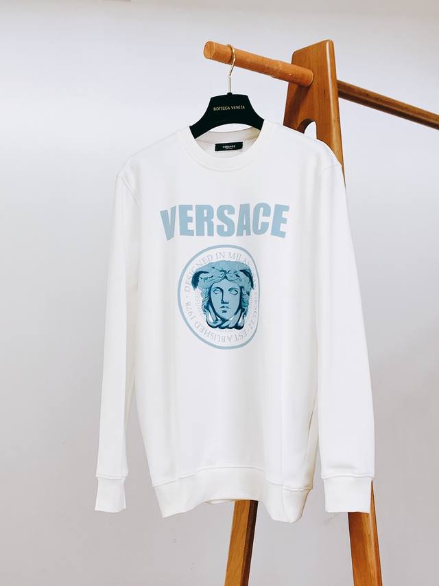 Versace 范思哲 2025Fw秋冬新品 休闲套头卫衣，胸前经典美杜莎标识印花，辨识度极高，完美的符合 最新系列风格的时尚理念，体验最新风情！！甄选优质拉伸