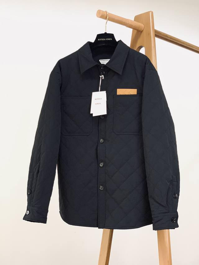 Bottega Veneta 葆蝶家 2025Fw秋冬新品 口袋标识棉服：绗缝美学与编织匠心，重塑冬日奢雅格调 全身菱形绗缝，既赋予棉服立体挺括的廓形，又暗藏复
