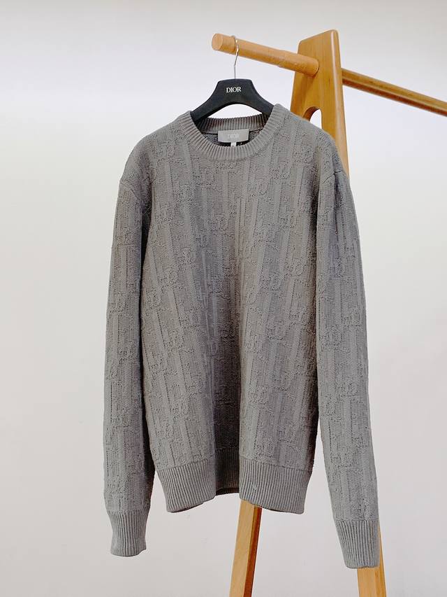 Dior Homme 迪奥 桀傲 2025Fw秋冬新品 提花圆领毛衣，奢雅温度，重塑秋冬针织格调。 衣身布满精致的品牌提花图案，将品牌的标识性元素以针织语言重构