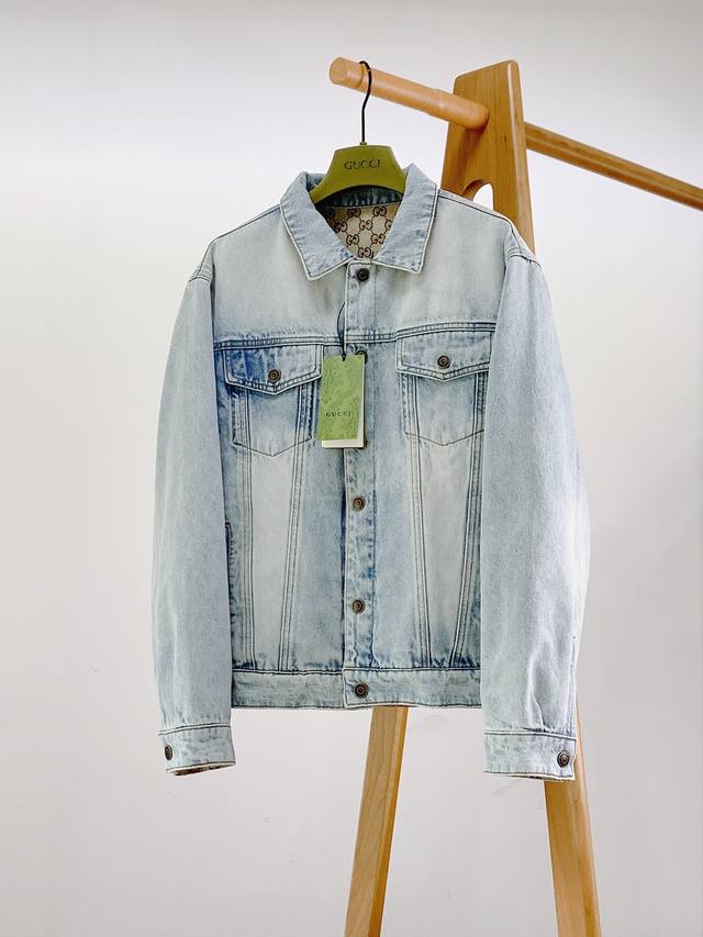 Gucci 古驰 高级时装感。双面穿牛仔夹克外套，采用浅蓝色丹宁面料匠心打造，另一面经典Gg帆布精制而成。面料很特殊，超细精仿棉纱混纺，超柔舒适感。具备牛仔随性