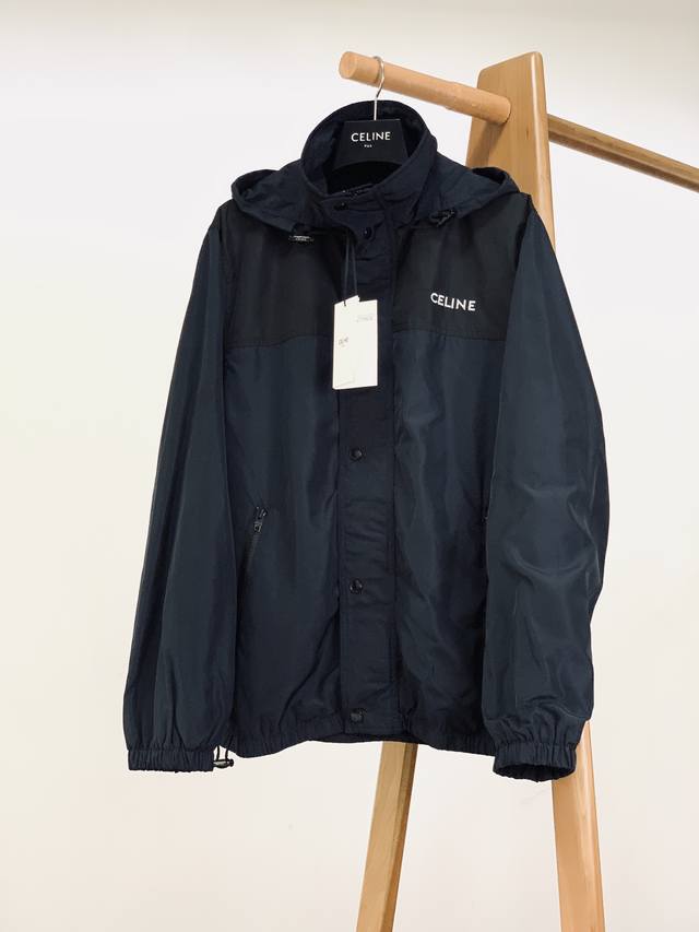Celine 赛琳 2025Fw早秋新品 刺绣连帽风衣外套定义秋冬奢潮新范式 深藏青与黑色的拼接，简约中暗藏层次，胸前立体的品牌刺绣标识，让奢牌身份不彰自显，走