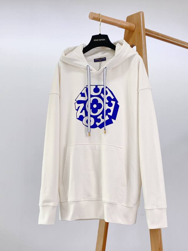 Louisvuitton 路易威登 Nigo 联名连帽卫衣 潮奢碰撞，重构街头风格。 以纯净米白为底色，胸前的蓝白交织图案极具视觉冲击力 经典标识与 Nigo
