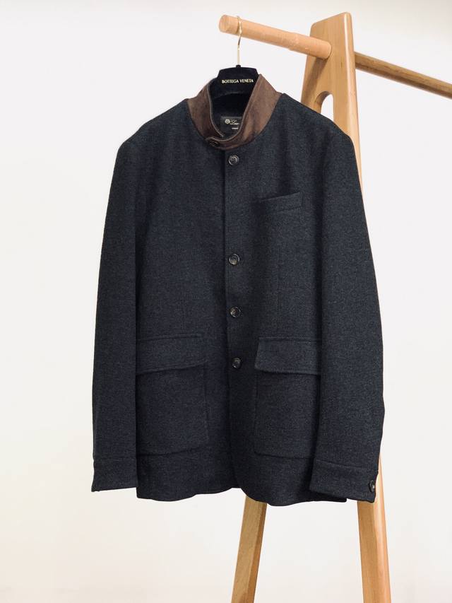 Loropiana L.p2580Fw秋冬新品 毛呢风衣外套｜意式奢雅与匠心面料的温柔共鸣 它以棉与天丝混纺的毛呢面料打造衣身，人字纹纹理在浅米与深灰两色中晕染