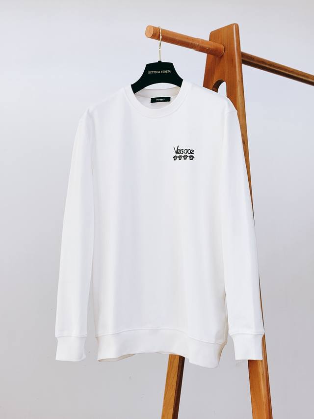 Versace 范思哲 2025Fw秋冬新品 休闲套头卫衣，胸前标识印花，辨识度极高，完美的符合 最新系列风格的时尚理念，体验最新风情！！甄选优质拉伸性面料，上