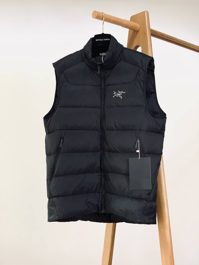 Arcteryx 始祖鸟 2025Fw秋冬新品 刺绣羽绒马甲｜户外机能与日常穿搭的“双向奔赴” 核心科技的保暖底气 填充高蓬松度羽绒，搭配防风防泼水面料，哪怕在