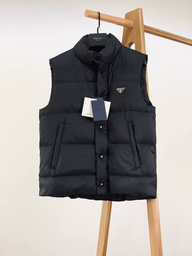 prada 普拉达 2025Fw早秋新品 休闲羽绒马甲｜当高奢极简撞上“云朵级”保暖。 内里填充90白鸭绒，蓬松度拉满，穿上就像被云朵包裹，秋冬寒风再猛也能给你