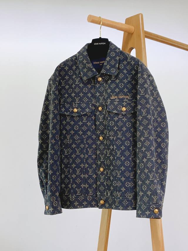 Louisvuitton 路易威登 2025Fw早秋新品 满印老花夹克外套。翻领设计利落有型，胸前口袋不仅实用，搭配金属纽扣，复古感直接拉满。凑近看，面料纹理细