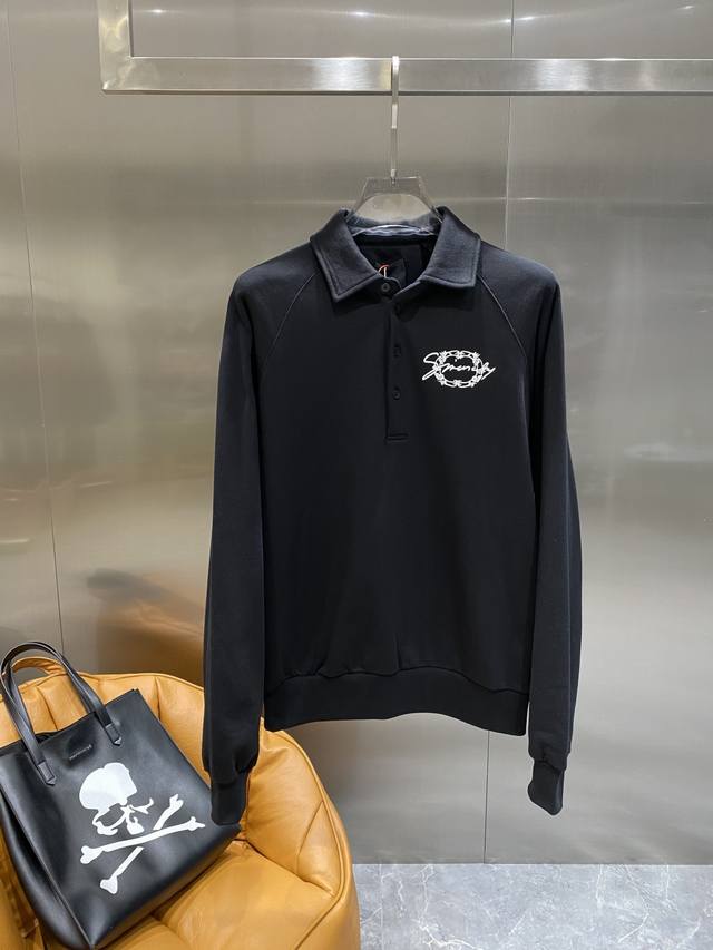 纪家 Givenchy 刺绣花冠卫衣，定制艺织纯棉卫衣织物 细腻柔软 舒适贴肤 沉醉于黑色的深邃 饰以签名字母点缀于胸前 花冠镜框则如同一顶华丽的桂冠 环绕在字