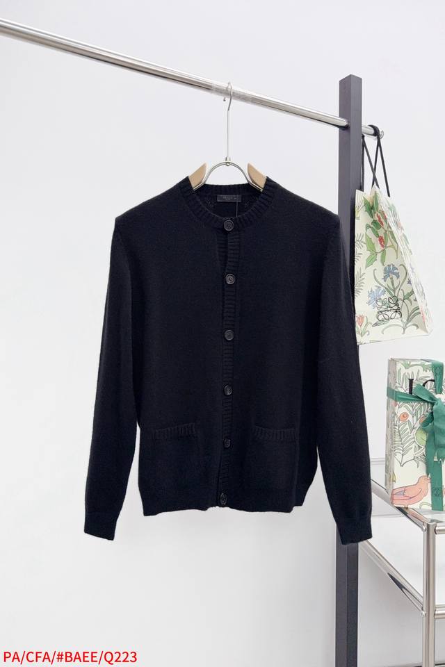 Q223 pa prada 25Fw 牛角扣羊毛混纺 面料与结构：采用经过精密计算配比的羊毛混纺面料制成。为了达成特定功能性、质感与垂坠感的科学配比。高比例的美