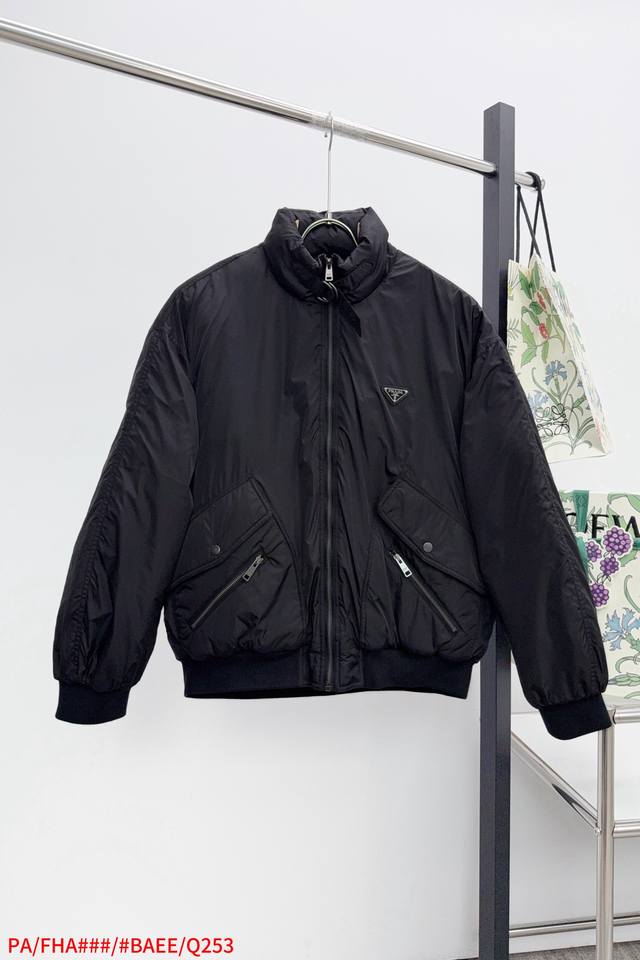 Q253 pa prada 普拉达 25Fw 重工尼龙拉链羽绒服 填充物：90%白鸭绒 复杂性体现在“纯度”与“品质”的严格控制。“90%白鸭绒”意味着填充物中