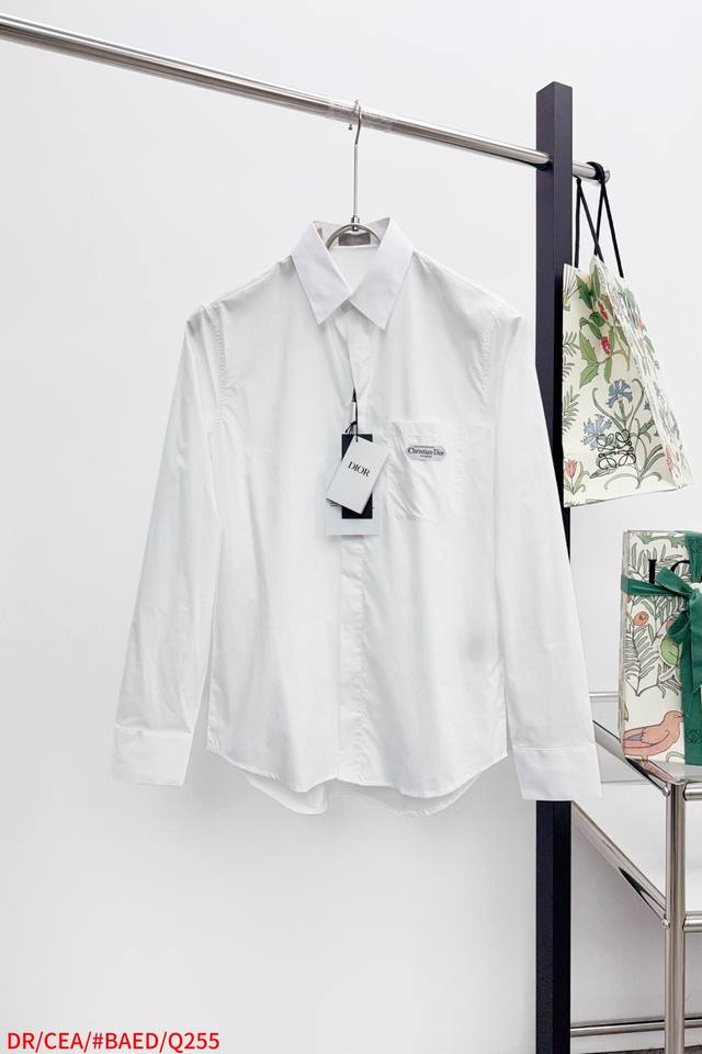 Q255 Dr Dior 25Ss 标签棉府绸翻领贴袋长袖衬衫 7800购入，40支棉府绸缎面料，75D衬布、人工包缝、人工贴袋，定制1：1纽扣、定制1：1商标