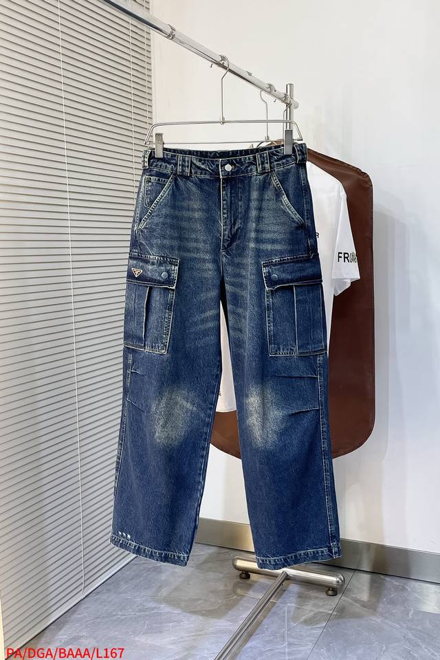 L167 paprada 25Ss 早春新款蓝色牛仔棉质牛仔裤 这款展现遵循再生农业理念制成的创新牛仔面料。采用黑色棉质混纺斜纹面料精心制作，官网同步有售，进口