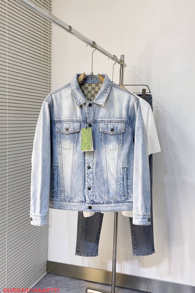 F751 Gugu 高级时装感。双面穿牛仔夹克外套，采用浅蓝色丹宁面料匠心打造，另一面经典帆布精制而成。面料很特殊，超细精仿棉纱混纺，超柔舒适感。具备牛仔随性感
