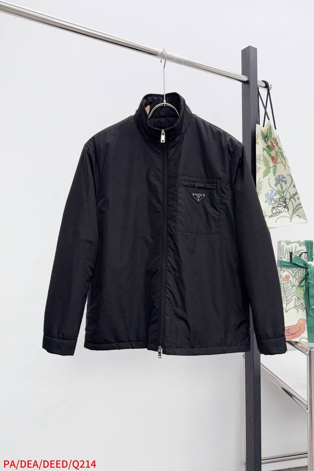 Q214 pa prada 普拉达 25新款立领三角微标棉夹克外套 Size Smlxl 三标齐全 隔天 此款夹克以立领式设计，双拉链开合，前胸拉链小标袋搭配有