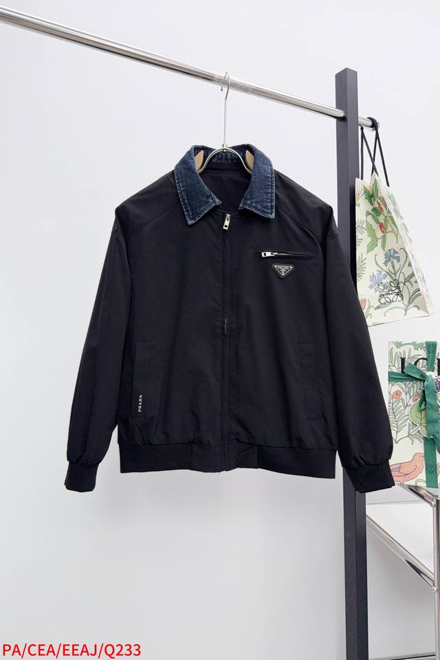 Q233 pa prada 普拉达 2025Fw早秋新品 拼接牛仔领。黑色主调的利落版型，搭载做旧牛仔领，硬挺单宁与柔滑面料的材质碰撞，瞬间打破穿搭单调感；胸前