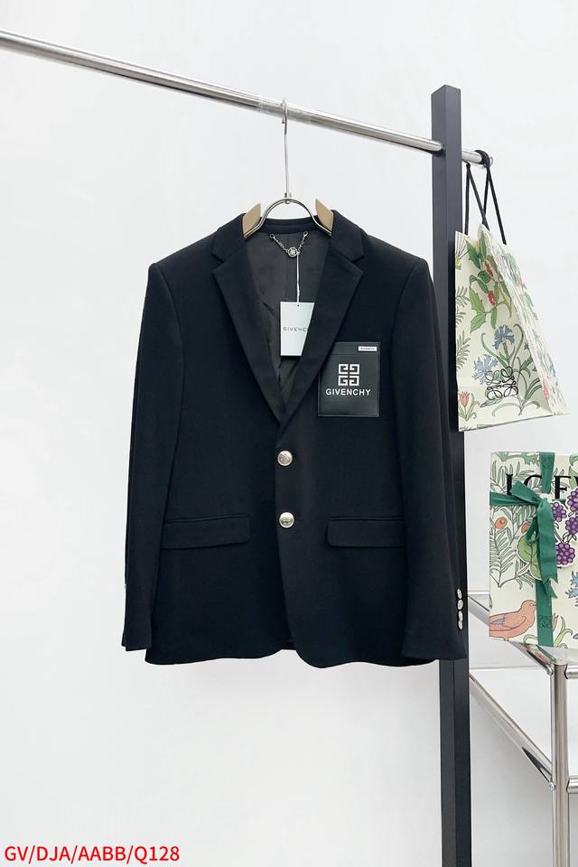 Q128 Gv 纪梵希 2025新品西装外套，时尚帅气，简约百搭款，定制原版面料，不仅挺括，保持潮流的廓形，又穿着舒适，纱织更细腻，码数M-3Xl 三标齐全