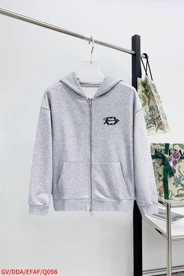 Q098 Gv 纪梵希 官网同步发行 胸前品牌Logo 功能性 机能运动 男女同款 新款运动技能连帽卫衣，400克洗水纯棉 图案非常吸睛。版型微宽松百搭。上身爽