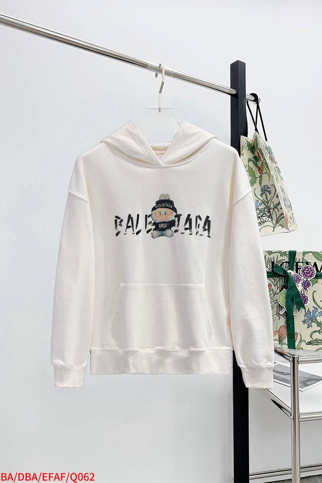 Q062 Ba 巴黎世家 25Fw秋冬新款连帽卫衣 采用双股双纱450克纯棉卫衣面料，面料采用双股并线加捻的织造 ，比单股纱线强度提升40%，宽松剪裁时依然能保