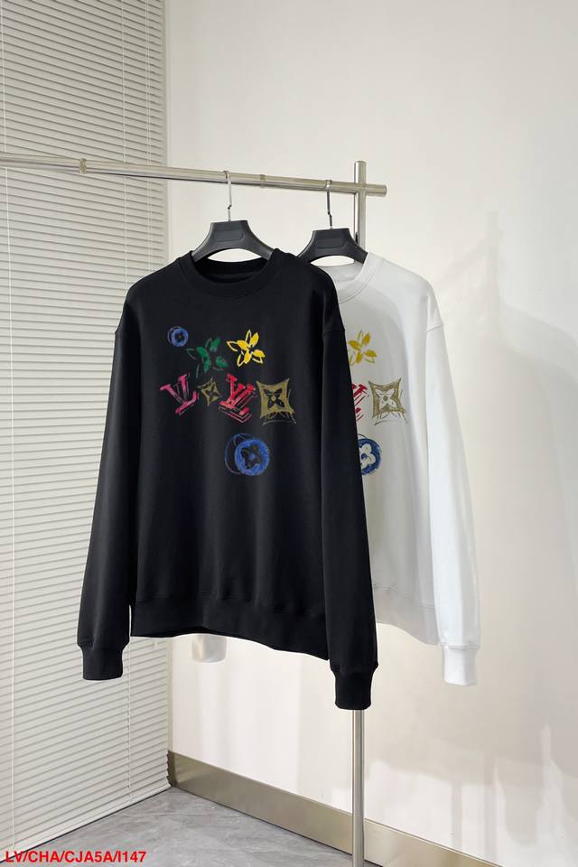 J186 Lv 路易威登 官网 新款字母印花双层重工字母图案不管是T桖还是卫衣都是每年的爆款单品 前幅大面积印花采用大康丽数码印花机直喷 成本极高 经过多次的调