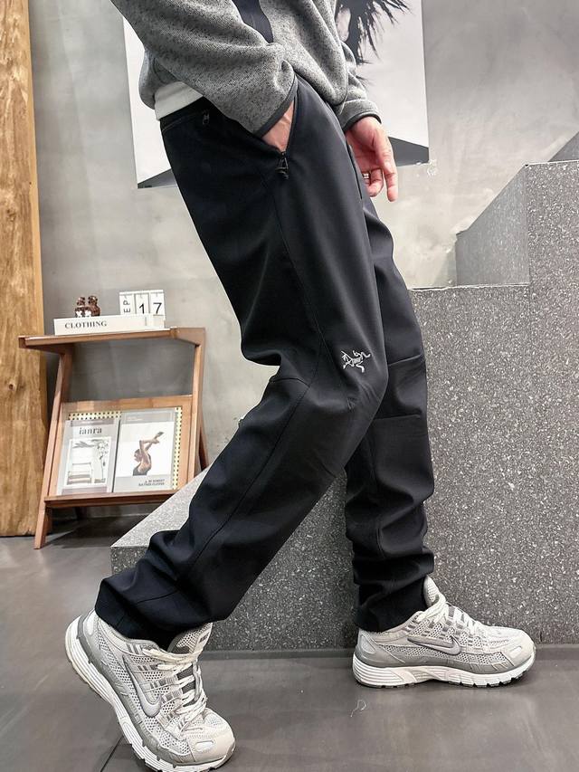 2025秋冬款Arc'teryx始祖鸟 Gamma Lt 男子 鸟家户外运动休闲冲锋裤 专业研发的科技导湿速干面料， 面料在纺织过程中加入经纬状分布的“筋络”更
