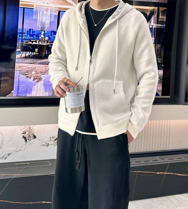 Dior 2025早秋系列 连帽外套：Oblique图腾与东方美学的时空对话 设计叙事：当巴黎经典邂逅京都禅意 本款连帽外套是Dior 2025早秋系列的文化解