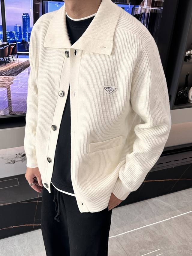 prada 2025早秋系列 三角徽标的极简主义宣言 设计叙事：从尼龙革命到针织诗篇 本季针织开衫以prada标志性的三角金属徽标为视觉核心，重新诠释品牌191