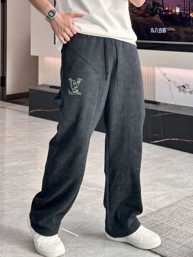 Lv 2025秋冬新款休闲裤！官网同步发售。品牌经典Logo休闲裤 ，定制面料，舒适度极好，手触感强烈。辨识度极高，完美品相工艺。 尺码：M-3Xl